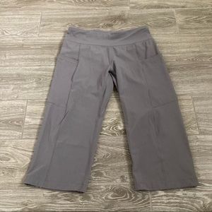 Duluth Trading Company Gray Capri NoGA Pants / Size Small